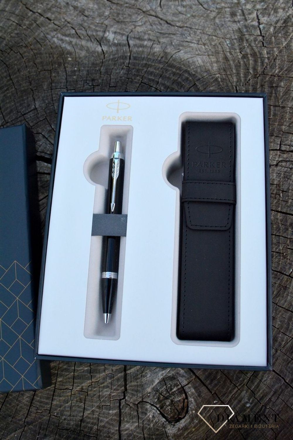 Zestaw prezentowy Parker Pióro wieczne Parker IM Czarne 2122003 z etui. Długopis Parker w czarnym kolorze ze srebrnymi wykończeniami to idealna propozycja dla kobiety jak i mężczyzny (2).JPG